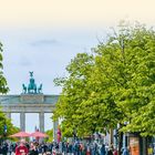 Text: "ANNÄHERUNG AN BERLIN." Menschen spazieren und entspannen sich auf einer von Bäumen gesäumten Allee vor einem großen Tor.