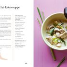 **Tom-Kha-Gai-Kokossuppe mit Hähnchenbrust**. Anleitung und Zutaten links, rechts Schale mit Suppe auf rosa Untergrund.