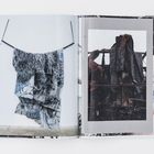 Links steht die Seitenzahl "144". Zwei abstrakte Kunstwerke aus Stoff und Metall.