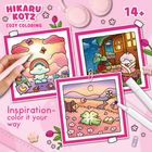 Hikaru Kotz Cozy Coloring 14+. Inspiration - color it your way. Drei bunte Illustrationen mit süßen, gemütlichen Szenen.