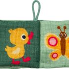 Illustration mit Ente und Schmetterling auf grünem Stoff, beide mit bunten Akzenten und freundlichem Ausdruck.