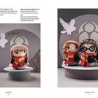 Links Anleitungen zum Häkeln, rechts Amigurumi-Figuren mit Schals auf grauem Podest, Hintergrund mit Taube.