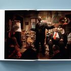 Ein Jazz-Ensemble performt lebhaft in einem Raum. Die Musiker tragen formelle Kleidung, ein Poster zeigt "NEW ORLEANS".