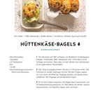 HÜTTENKÄSE-BAGELS: Rezept mit 200 g Hüttenkäse. Bild zeigt Bagels mit Kernen, Besteck, und Servierschale.