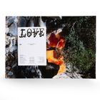 Text "LOVE" im rustikalen Stil auf weißem Hintergrund. 
Rechts: Person springt vor orangefarbenem Rauch in felsiger Landschaft.