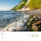 13. Woche, März/April 2027. Kreidefelsen an der Küste, grüner Wald, Meer mit Wellen, blauer Himmel.