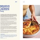 GALAKTOBOUREKO MIT WALNÜSSEN, Grießpudding im Filoteig. Rezept für 8-10 Portionen. Frau schneidet Kuchen.