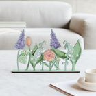 Keine sichtbaren Texte. Eine dekorative Holzschnitt-Illustration mit Blumen in Pastellfarben auf einem Tisch. Minimalistische Umgebung.