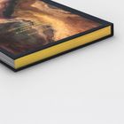 Rechts oben: "UNDERSTANDING ENIGMAS".
Links unten ein Gemälde: Madonna mit Kind und Heiligen, detailreich, in einem prunkvollen Rahmen.