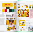 Zwei Buchseiten zeigen DHL-Werbematerialien: Logos, Farbschemata, Schriften und Bilder mit Menschen in DHL-Uniformen.