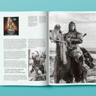 Text beschreibt Dreharbeiten zu "Conan". Links ein Filmplakat, rechts ein Krieger auf einem Pferd in Schwarz-Weiß.