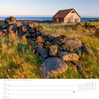 Kalenderblatt mit der Woche 5. bis 11. April. Eine Hütte steht einsam auf einer grünen Wiese an der Küste.
