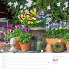 14. Woche, April 2027. Frühlingshafte Gartenszene mit bunten Blumen in Töpfen und dekorativen Elementen auf einem Holzuntergrund.