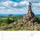 April 2027. Fliegerdenkmal auf der Wasserkuppe in der Rhön. Adler auf Felsen mit weitem Blick über grüne Landschaft.