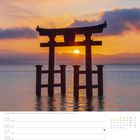 05 Mo, 06 Di, 07 Mi, 08 Do, 09 Fr, 10 Sa, 11 So. 14. Woche April. Schwimmendes Torii bei Sonnenuntergang über Wasser.