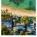 11 So, 14. Woche 2027, APRIL; Küste bei Grand Baie - Mauritius. Luftaufnahme von Strand, Gebäuden und Palmen.