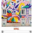 "April" groß geschrieben. Bunte, abstrakte Wandmalerei mit Vögeln und Pflanzen. Kalenderwoche 14/2027 zeigt Daten vom 5. bis 11.