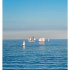 Kalenderdaten: 17 APR/MAI, 26 MO, 27 DI, 28 MI, 29 DO, 30 FR, 01 SA, 02 SO. Segelschiffe auf ruhiger See, blauer Himmel.