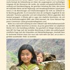 Das Bruttonationalglück. Text über die Lebensqualität in Bhutan. Zwei Kinder vor einer Berglandschaft; Geschwister.