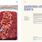 Titel: Sauerkirsch-Wermut-Granita. Rezept für 4-6 Portionen. Zutaten: Zucker, Zitronensaft, Sauerkirschsirup. Links rote Granita in Form mit Gabel.