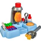 Küchenspielzeug aus Plastik: blauer Stand, Dönerspieß mit orangefarbenem Fleisch, Plastiksoßenflasche, Spielbrot.