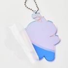 Eine durchsichtige Schutzfolie wird von einem lila-blauen Anhänger mit Kette abgezogen.