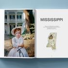 MISSISSIPPI. Zitat über Mississippi und Amerika von Robert Parish Moses. Links ein Kind in historischer Kleidung vor einem Haus.