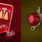 Linke Seite: Zwei rote Schuhe mit Aufdruck "Gucci" in einer roten Plastikbox. Rechte Seite: Roter Apfel an silberner Kette auf grünem Hintergrund.