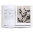 Links Skizzen von sitzenden Figuren, rechts abgerundete Illustrationen von Modellen in verschiedenen Sitzpositionen.