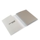 Ein offenes, schlichtes Buch zeigt die Texte "Bewegungs-Räume" und "Bewegungsräume." Schlichtes Design.