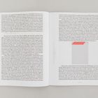 Zwei eng beschriebene Buchseiten, größtenteils Text. Auf der rechten Seite oben ein kleines, rot-graues abstraktes Bild.