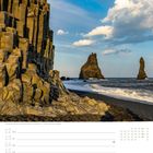 15. Woche April. Mo 12 bis So 18. Schwarzer Sandstrand Reynisfjara, Südurland. Basaltfelsen und Meer bei bewölktem Himmel.