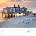 April 2027 Kalenderblatt mit Seebrücke in Sellin, Rügen. Sandstrand mit Strandkörben bei Sonnenuntergang.