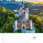 15. Woche, April 2027. Schloss Neuschwanstein in Bayern, umgeben von Wäldern und Bergen bei Sonnenuntergang.