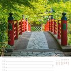 Text: "12 Mo, 13 Di, 14 Mi, 15 Do..." Kalender mit einer roten Brücke und grünen Bäumen. "Kaede-Brücke im Shuzenji Onsen."