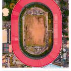 Kalender mit roter Markierung am 18. April, Blick von oben auf ein Stadion mit rotem Dach.