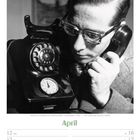 "Telefon mit eingebautem Gebührenzähler - Deutschland - 1955." Mann mit Brille spricht in ein Retro-Telefon. Kalender unten mit April 2027.
