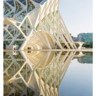 18 MAI, Architektur, modernes Gebäude mit reflektierenden Wasseroberflächen, klare Linien und futuristisches Design.