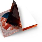 Ein aufgeschlagenes Buch; eine Seite zeigt eine blonde Frau vor einem roten Hintergrund, daneben eine Stadtansicht.