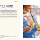 OUZO-ZITRUS-SORBET. Rezept für Ouzo-Zitrus-Sorbet und Bild einer Person in blauem Top mit zwei Gläsern Sorbet.