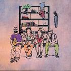 Illustration: Vier Personen sitzen vor einem Regal mit Büchern, Pflanzen, einer Gitarre, und einem Hut mit "666".