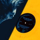 Text: "BILLIE EILISH HIT ME HARD AND SOFT THE TOUR (LIVE) SIDE E." Gelber Schallplattenlabel mit blauem Porträt.