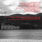 Texte über Musikcredits auf unscharfem Schwarz-Weiß-Hintergrund; Namen und Dankesworte.