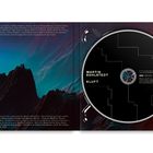"Martin Kohlstedt - Kluft". Links: Dankesworte. Rechts: CD mit geometrischem Muster. Im Hintergrund Berge unter blauem Himmel.