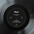 Schwarze Schallplatte mit Aufschrift: "Roche", "Back to the Groove", Compilation, Lieder von FKJ, The Nightbirds und anderen.