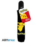 Text "Pokémon" auf einem Etikett, gelbes Pikachu mit einem schwarzen Regenschirmbezug, Text "Umbrella Parapluie".