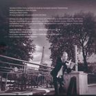 Texte über Studioaufnahmen und Musiker. Ein Mann lehnt an einem Geländer, im Hintergrund der Eiffelturm.