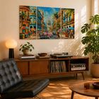 Illustration einer belebten, sonnigen Straßenszene mit klassischen Autos und Palmen, an der Wand eines gemütlichen Wohnzimmers.