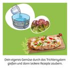 "Dein eigenes Gemüse durch das Trichtersystem gießen und dann leckere Rezepte zaubern." Illustration mit Gießkanne, Salatkopf und belegter Pizza auf Holzbrett.