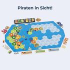 „Piraten in Sicht!“ Das Spielbrett zeigt ein Insel-Setup, farbige Spielfiguren und Karten in einem Strategiespiel.